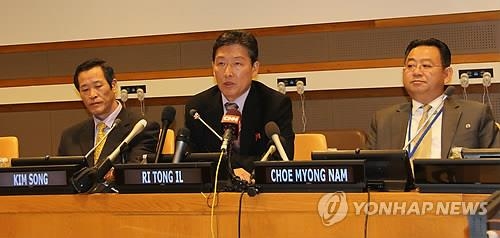 주유엔 북한대표부 근무시절의 김성(왼쪽에서 첫번째)