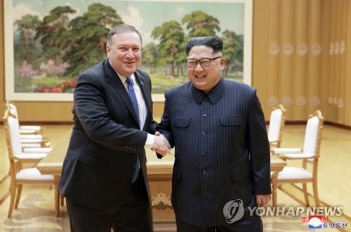 5월 방북 때 김정은 북한 국무위원장과 악수하는 마이크 폼페이오 미국 국무장관