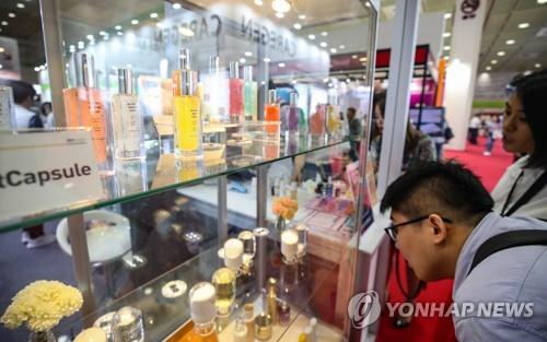 전시회에 진열된 화장품 원료