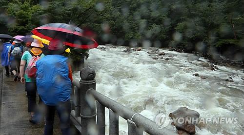 하산하는 지리산 탐방객