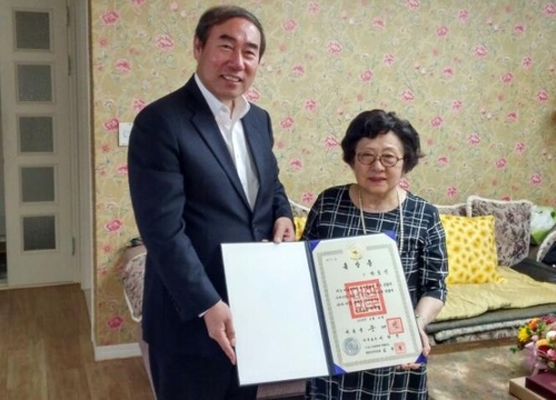 한도신 여사의 훈장 전수 받는 김순명 씨