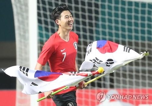 자카르타·팔렘방 아시안게임 우승 확정 후 태극기를 들고 운동장을 도는 손흥민