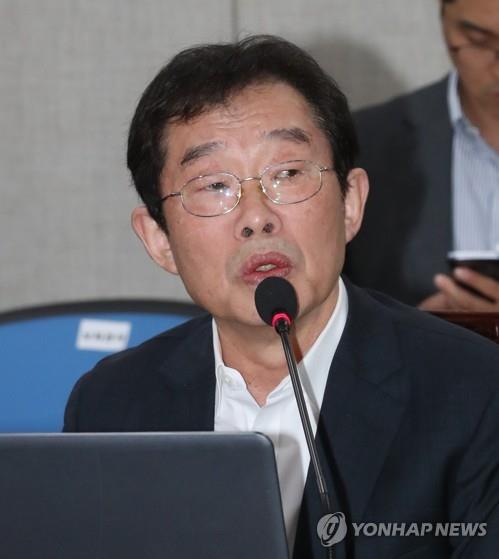 지난 11일 환노위 국감에서 질의하는 이용득 의원
