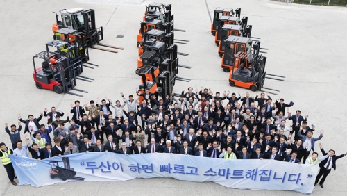 최근 경기도 평택 두산로지피아 오픈 기념행사에 참석한 ㈜두산 임직원들과 내빈들이 단체사진을 촬영하고 있다.
