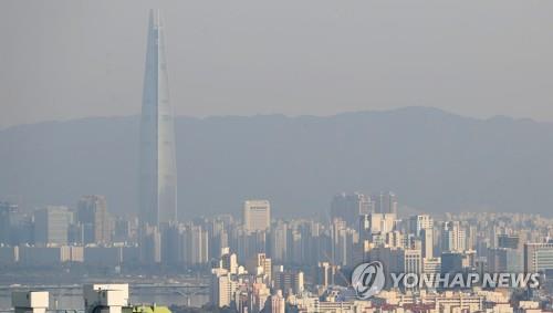 9·13 대책 발표 후 강남 3구 아파트값 첫 하락 (서울=연합뉴스) 김도훈 기자 = 정부의 9·13 부동산 대책 발표 후 처음으로 강남 3구 아파트 값이 하락세를 기록했다. 25일 한국감정원에 따르면 22일 조사 기준으로 강남구와 서초구의 아파트값은 이번 주 나란히 0.02%씩 내렸다. 서초구는 6월 셋째 주 이후 18주 만에, 강남구는 7월 셋째 주 이후 14주 만에 첫 하락이다. 송파구는 7월 둘째 주 이후 15주 만에 0.04% 하락했다. 사진은 이날 오후 서울 남산에서 바라본 송파구 일대의 모습. 2018.10.25 superdoo82@yna.co.kr