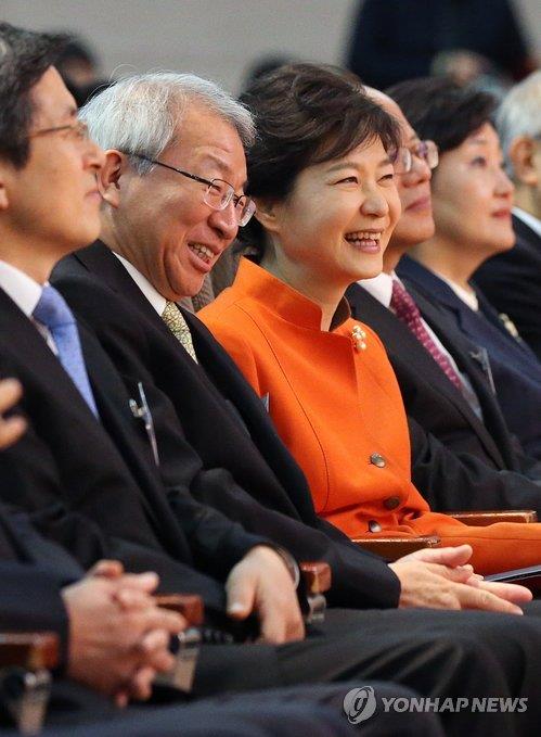 양승태 전 대법원장(왼쪽에서 두 번째)과 박근혜 전 대통령(세 번째) [연합뉴스 자료사진]