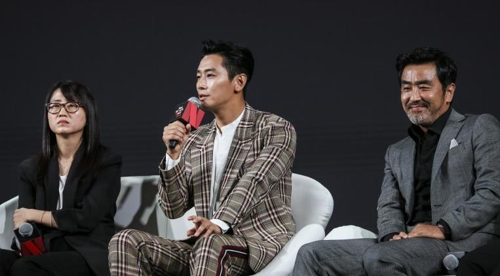 (왼쪽부터) 김은희 작가, 주지훈, 류승룡