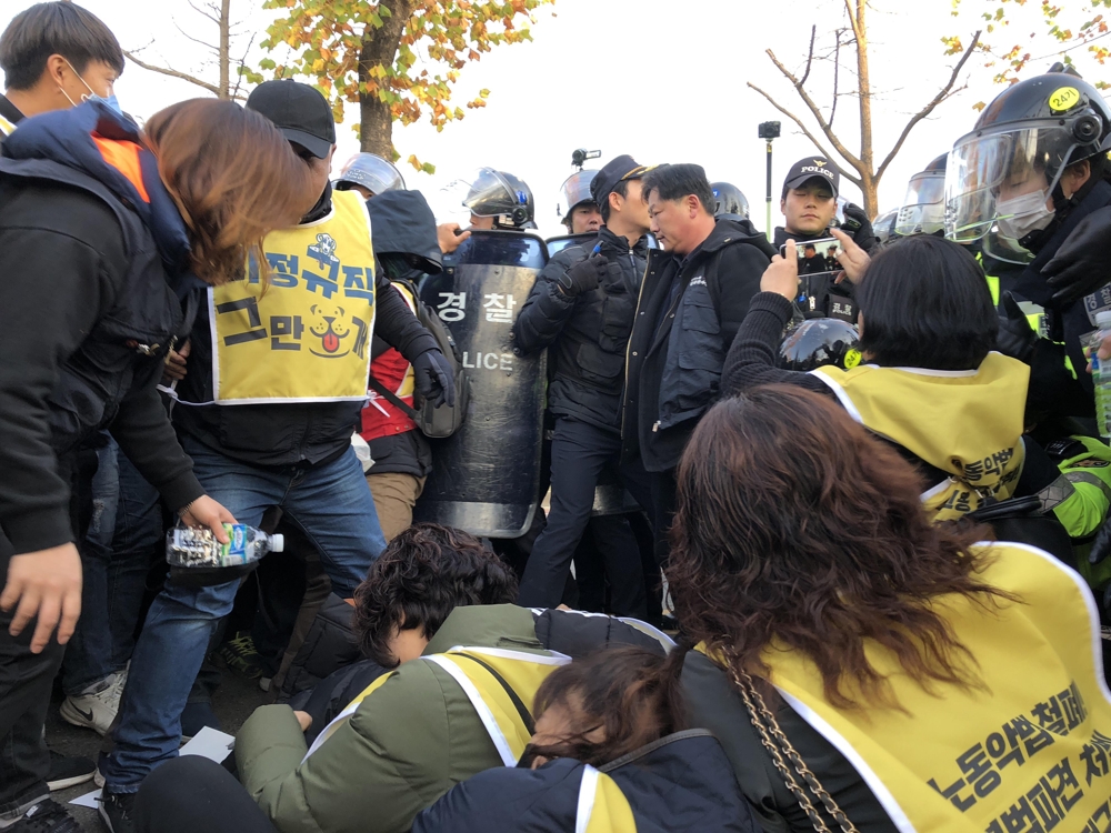 청와대 인근에서 경찰과 대치중인 비정규직 대표단 100인