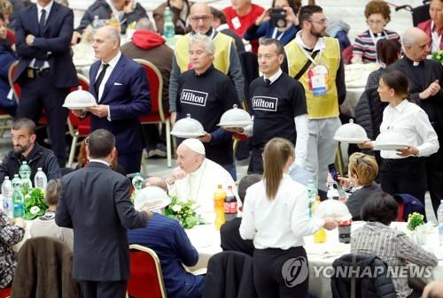 18일(현지시간) 미사에 참석한 빈자들과 함께 점심 식사를 하는 프란치스코 교황(가운데) [로이터=연합뉴스]