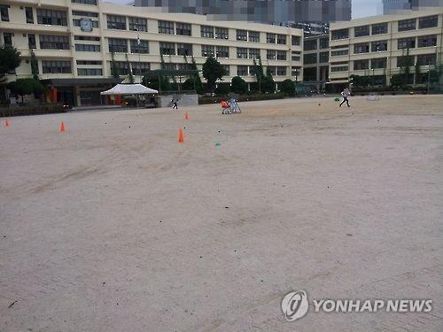 학교 운동장 모습. 사진에 나오는 학교 건물은 본 기사와 관련 없음.