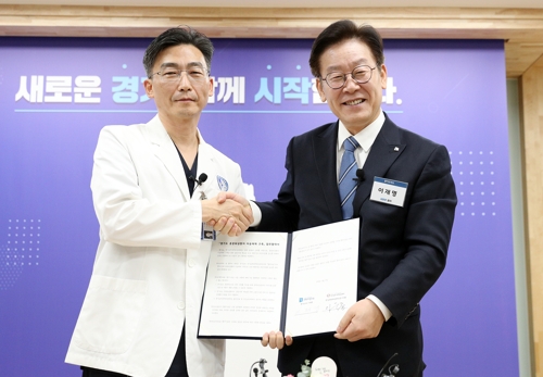 '닥터헬기' 업무협약 맺는 이재명 경기지사와 이국종 아주대 교수