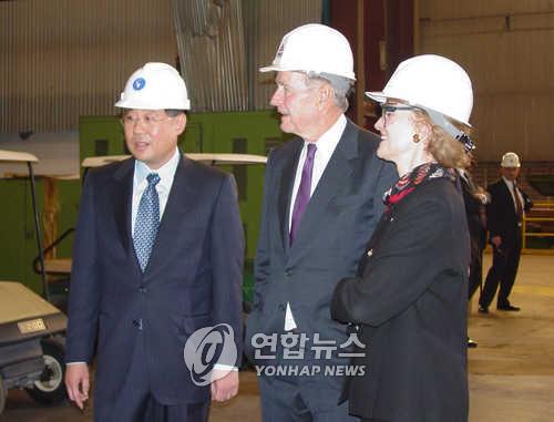 2003년 (주)풍산 미국현지법인 PMX를 방문한 부시 전 미국 대통령이 류진 회장으로부터 설명을 듣고있다. 2003.2.28 (서울=연합뉴스)