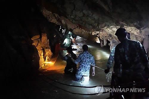 동굴서 실종된 유소년 축구팀 선수들을 수색 중인 태국 해군요원들
