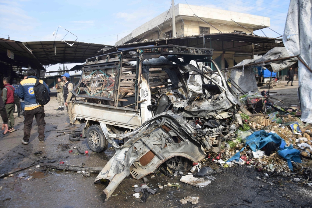 시리아 북부 '터키군 점령지' 아프린 차량 폭탄공격 현장