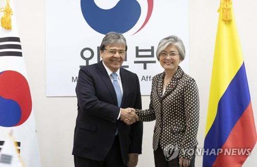 기념촬영하는 한-콜롬비아 외교장관