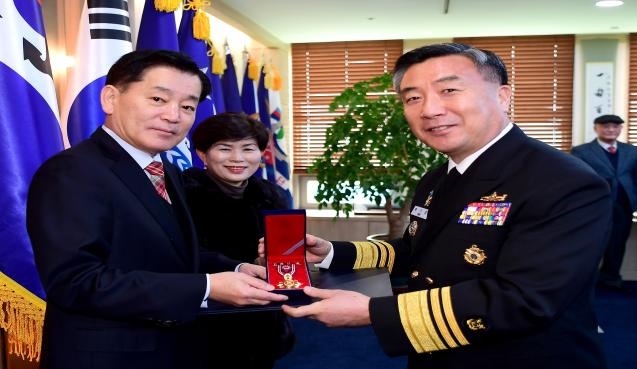 훈장 받는 고 임용성 예비역 해군 중사 유가족