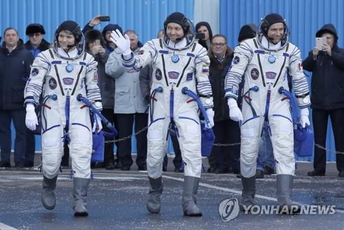 소유스 MS-11로 향하는 미국 우주인 앤 매클레인(왼쪽)