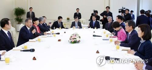 문 대통령, 더불어민주당 원내대표단과 오찬