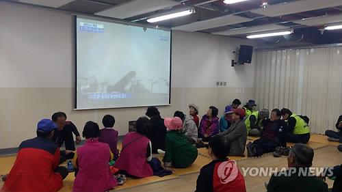 대피소로 몸 피한 백령도 주민들