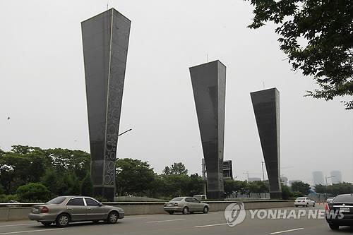 2018년에 철거된 송도 진입로 조형물