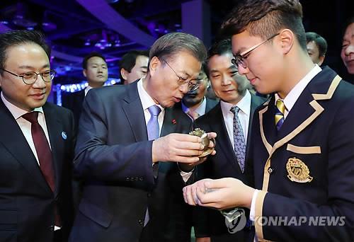 고등학생이 만든 제품 살펴보는 문 대통령
