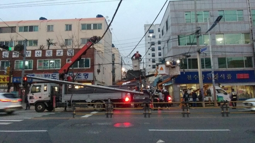 트럭 크레인에 걸린 통신케이블