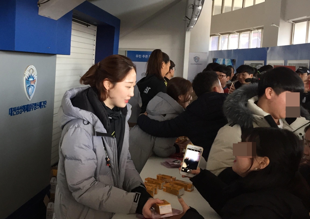 홍보물 나눠주는 고예림