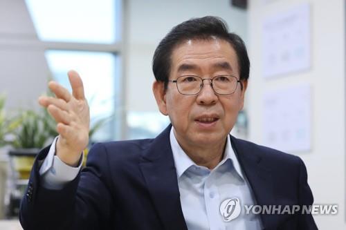 인터뷰하는 박원순 서울시장 (서울=연합뉴스) 강민지 기자 = 박원순 서울시장이 지난 27일 오전 서울시청 시장실에서 연합뉴스와 인터뷰를 하고 있다. 2018.12.28 mjkang@yna.co.kr(끝)