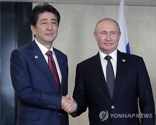 아베 일본 총리(왼쪽)와 푸틴 러시아 대통령 