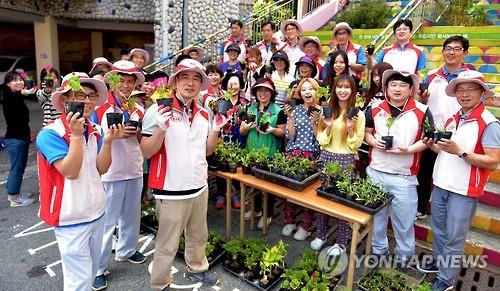 발산마을 가꾸기에 나선 주민과 청년들