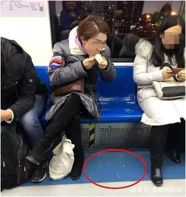 지하철 안에서 케이크를 먹는 왕모씨