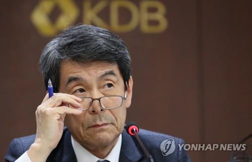 질문 받는 이동걸 회장