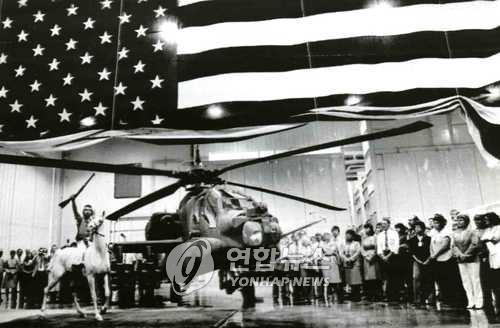 1983년 10월 미국 휴즈사가 말을 탄 아파치족 전사를 내세워 최신 공격용 헬리콥터 아파치를 선보이고 있다. [연합뉴스 자료사진]