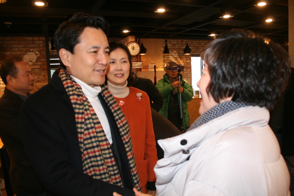 지지자와 악수하는 김진태 의원