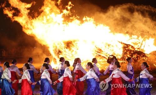 활활 타오르는 달집