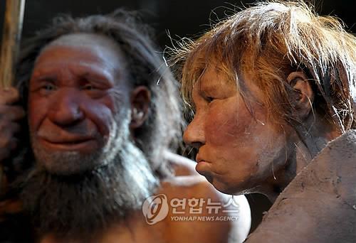 독일 메트만 박물관의 네안데르탈인 남녀 모형