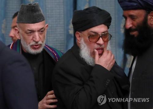 2019년 2월 5일 모스크바에서 열린 '아프간 정파 간 평회회담'에 참석한 카르자이 전 대통령(왼쪽)과 탈레반 정치국 1인자 셰르 모하마드 압바스 스타니크자이(가운데) [타스=연합뉴스]