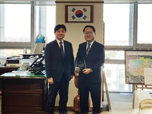 감사패 받는 남궁 영(오른쪽) 충남도 행정부지사