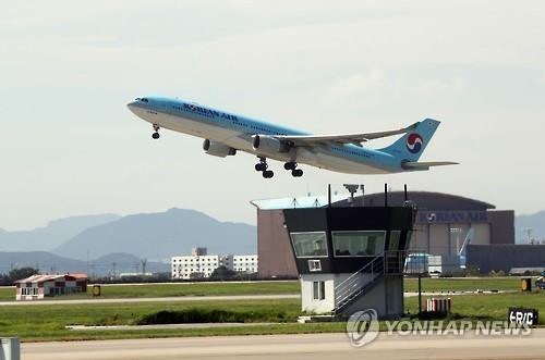 김해공항 활주로 이륙하는 항공기