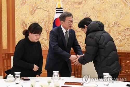 문 대통령, 고 김용균 씨 유가족 위로