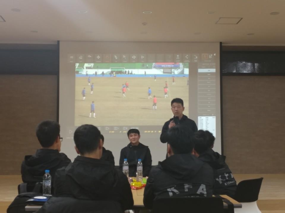 프로축구 K리그 심판들의 영상 교육 장면