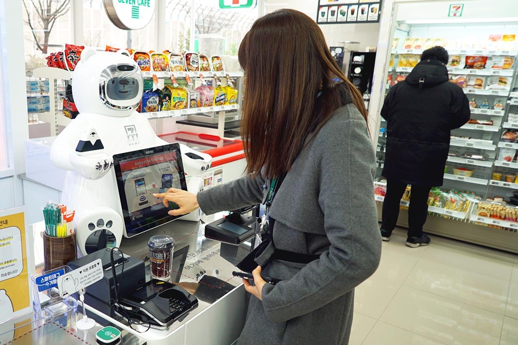 세븐일레븐 시그니처 광교SK충전소에 설치된 인공지능 결제로봇 '브니'
