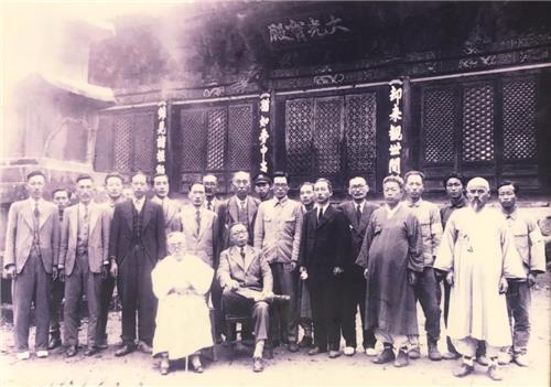 김구 선생이 1946년 마곡사 방문 때 마을 주민과 찍은 사진