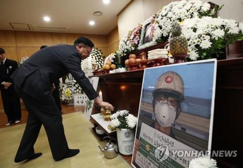 장완익 사회적참사특조위원장 김용균 씨 빈소 조문