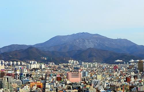 광주 도심에서 바라본 무등산