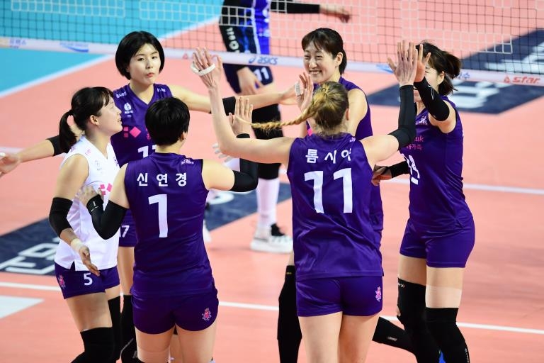 득점에 기뻐하는 여자프로배구 흥국생명의 선수들