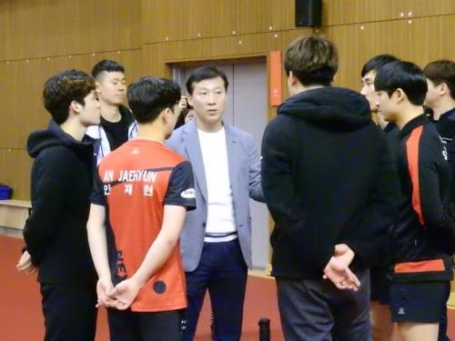 선수들에게 이야기하는 김택수 남자탁구 대표팀 감독(중앙)