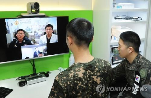 원격으로 진료받는 장병