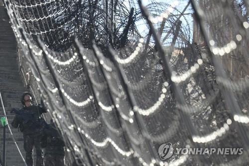 과학화시설 설치된 철책 점검하는 장병들