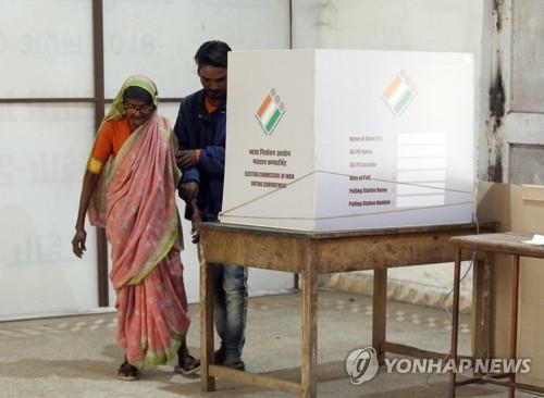 2018년 12월 11일 인도 마디아프라데시 주 의회 선거에서 참여한 한 여성(왼쪽). [EPA=연합뉴스]